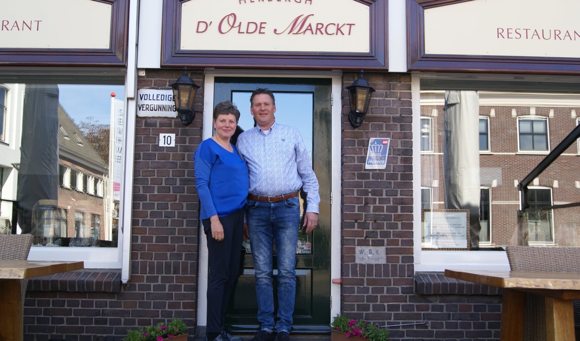 Albert en Helga Stoverink voor hun restaurant. Foto: Eva Schipper