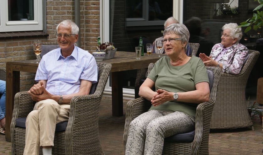 Het echtpaar Venemans applaudisseert voor Sandra. Foto: Eva Schipper