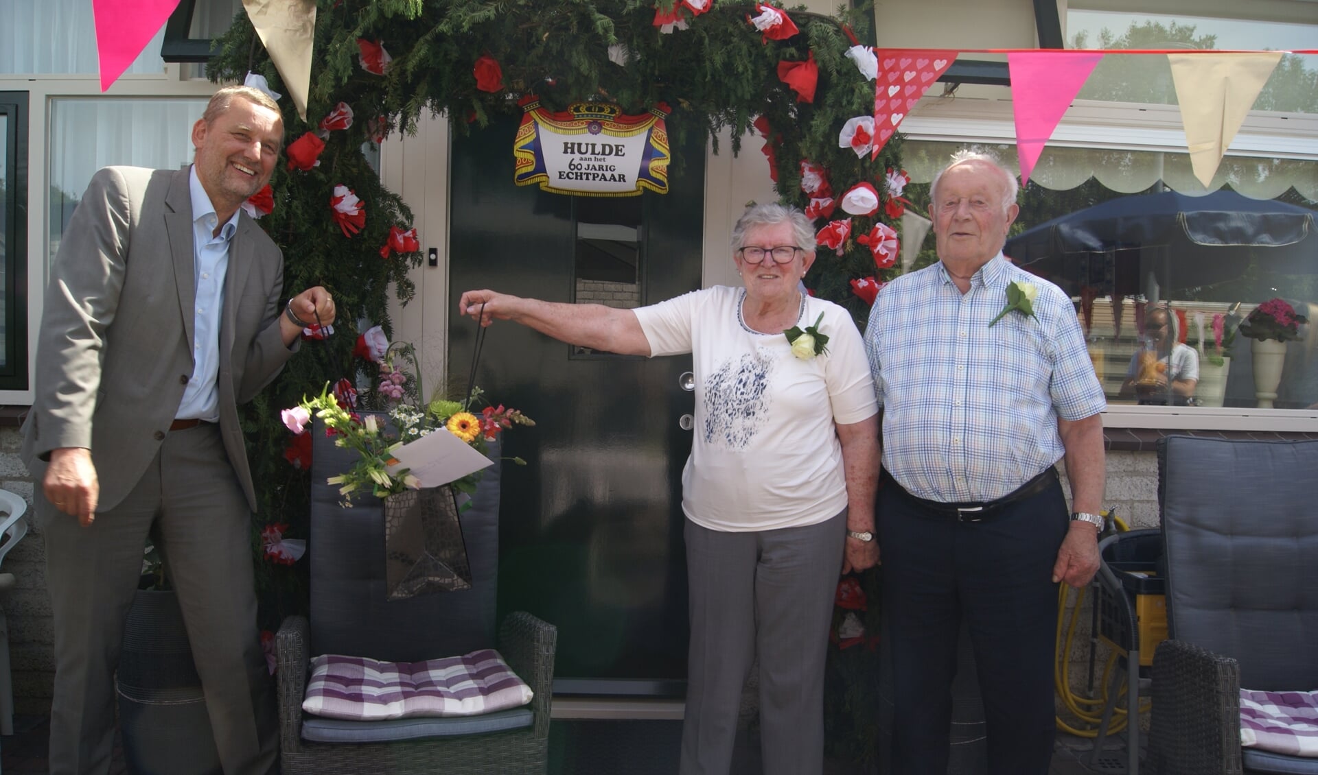 Links, burgemeester Anton Stapelkamp, rechts jubilerend bruidspaar Reiring-Wolterink. Foto: Eva Schipper

 