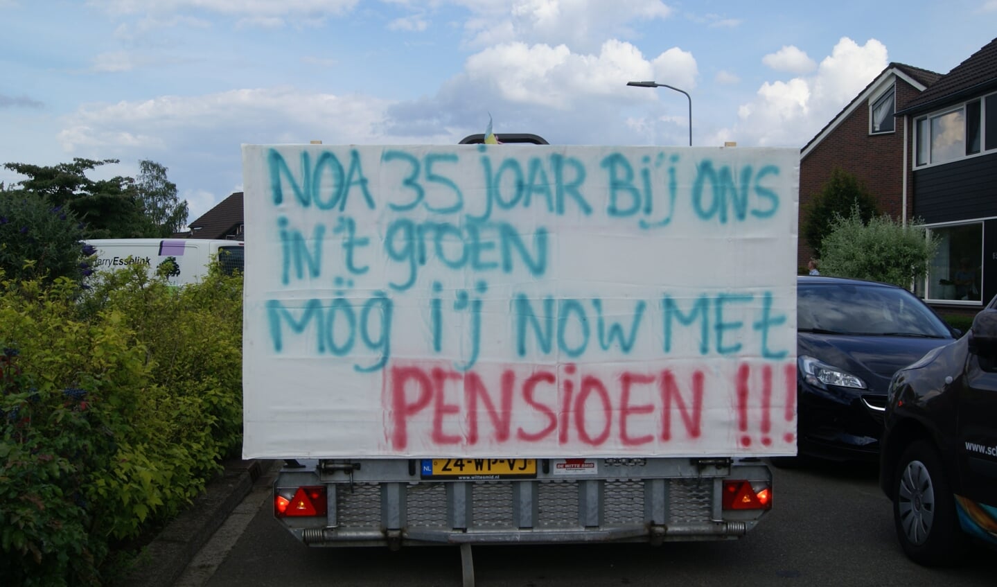 De achterkant van de aanhanger, een grappig spandoek. Foto: Eva Schipper