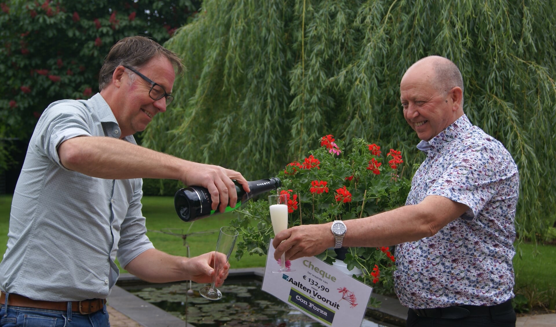 Bart Stijntjes schenkt de champagne in voor Hans Onstenk. Foto: Eva Schipper