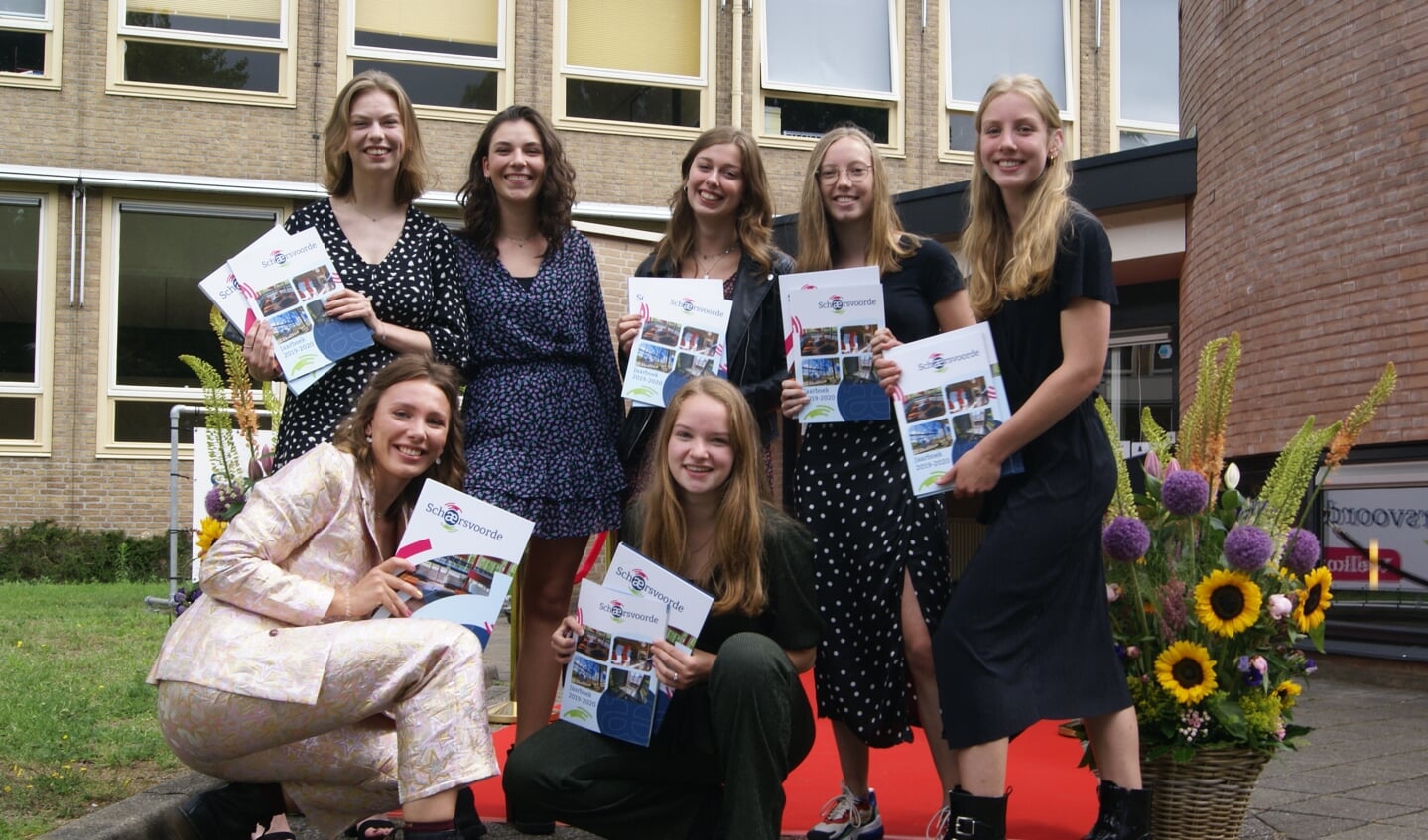 Zeven meiden poseren trots met hun behaalde diploma. Foto: Eva Schipper