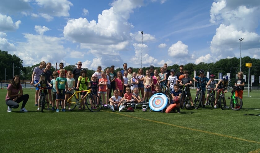 Er waren veel kinderen, vrijdagmiddag, op Sportpark Zuid. Ook wethouder Hans te Lindert kwam een kijkje nemen. Foto: Eva Schipper