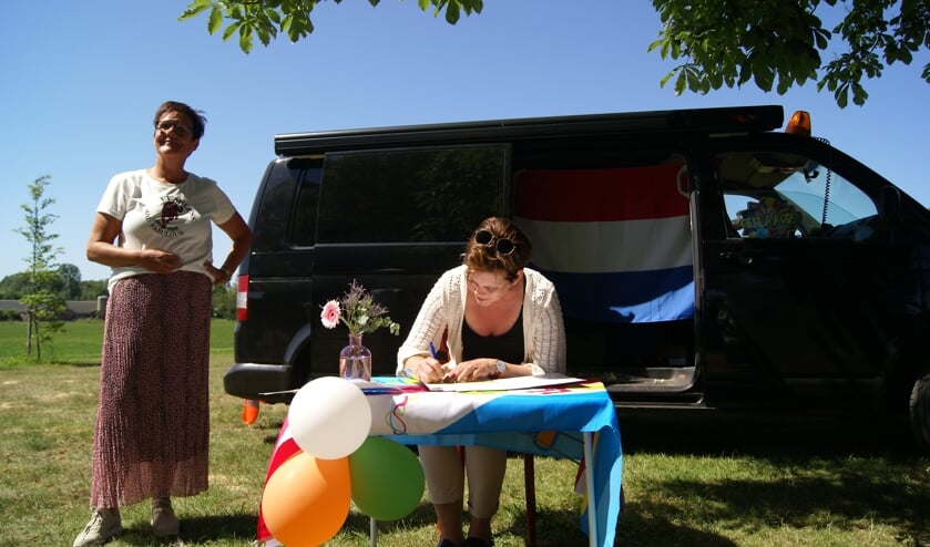 Suzanne Hiddink ondertekent het diploma, links Jolanda Humme studieloopbaanbegeleider. Foto: Eva Schipper