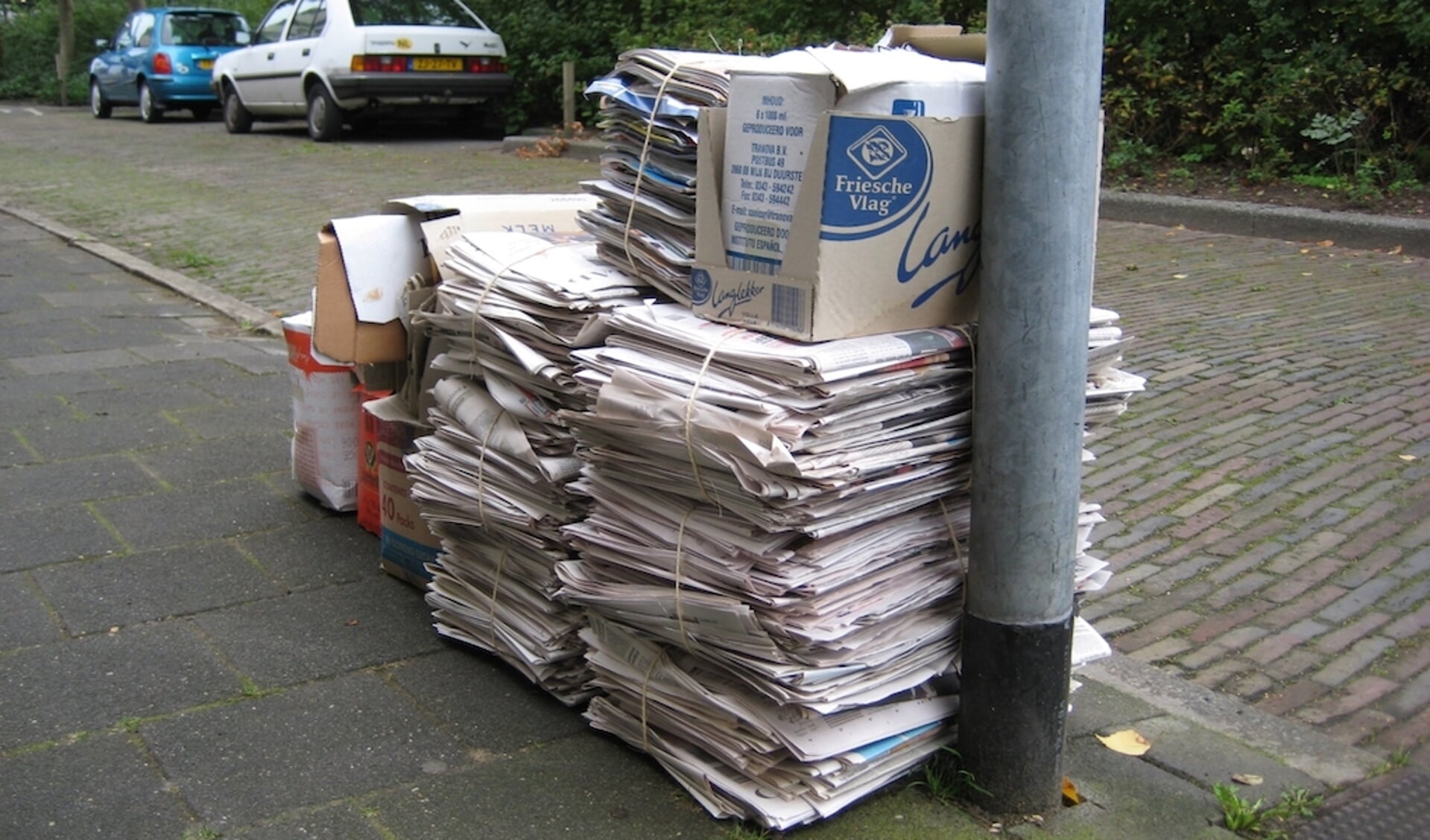 Het verzoek is om het papier netjes gebundeld aan straat te zetten, liefst als buurt bij elkaar. Foto: PR