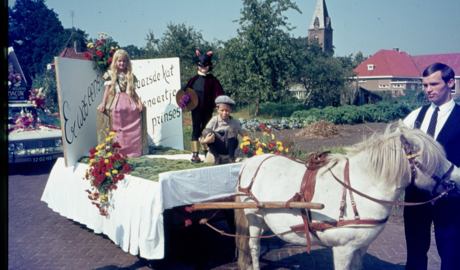 Een groot deel van de dorpsfilm van Ruurlo uit 1966 gaat over de nog steeds bestaande 'allegorische optocht. Foto: Old Reurle-Oranjevereniging Ruurlo. 