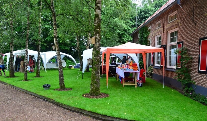 Onder leiding van Ida Houting werd onder meer door Amnesty Ruurlo aanzet gegeven voor een jaarlijkse grote actie in de vorm van een markt. Aanvankelijk als rommelmarkt op het schoolplein van de oude Willibrorduschool, later als boekenbeurs en markt verplaatst naar de Wilghenhoeve aan de Tolhutterweg. Foto: PR