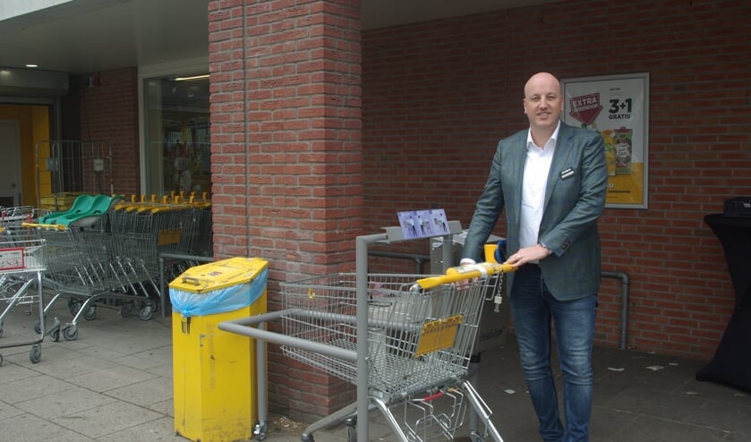 Bouke Hollak laat de nieuwe karretjes reiniger zien. Foto gemaakt door Annabel van den Berg