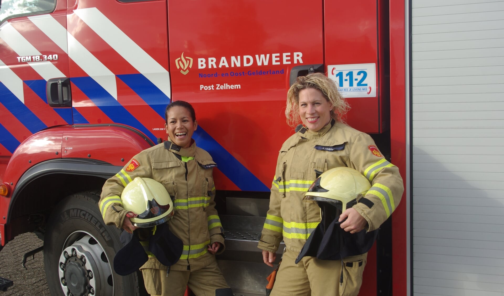 Adinda de Heus en Arianne Holtman zijn deze week toegetreden tot het Zelhemse brandweerkorps. Foto: Mirjam Rensink