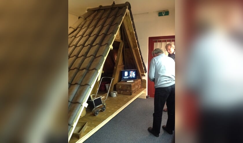 Hans en Wim bij de replica van de onderduikplek. Hier op een tentoonstelling in Hengelo. Foto: PR