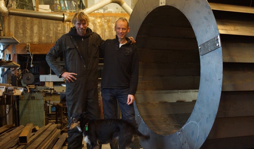 Peter Vree en Martin Eillebrecht plaatsten het zelfgemaakte rad aan een watermolen