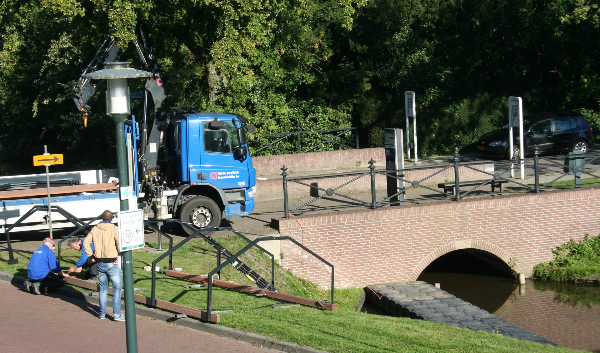 Medewerkers van Klein Poelhuis bezig met het aanbrengen van de aanstootbeveiliging onder de brug. Foto: Kyra Broshuis