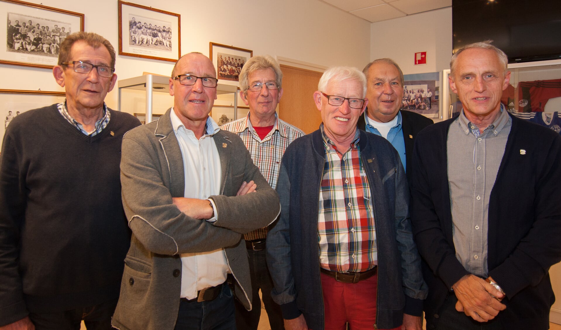 Zes van de zeven jubilarissen met vlnr Gerrit Oosterholt, Gerry van Dongeren, Wim Roes, Henk Porskamp, Hans Koehorst en Paul Overkemping. Foto: Marcel Houwer.