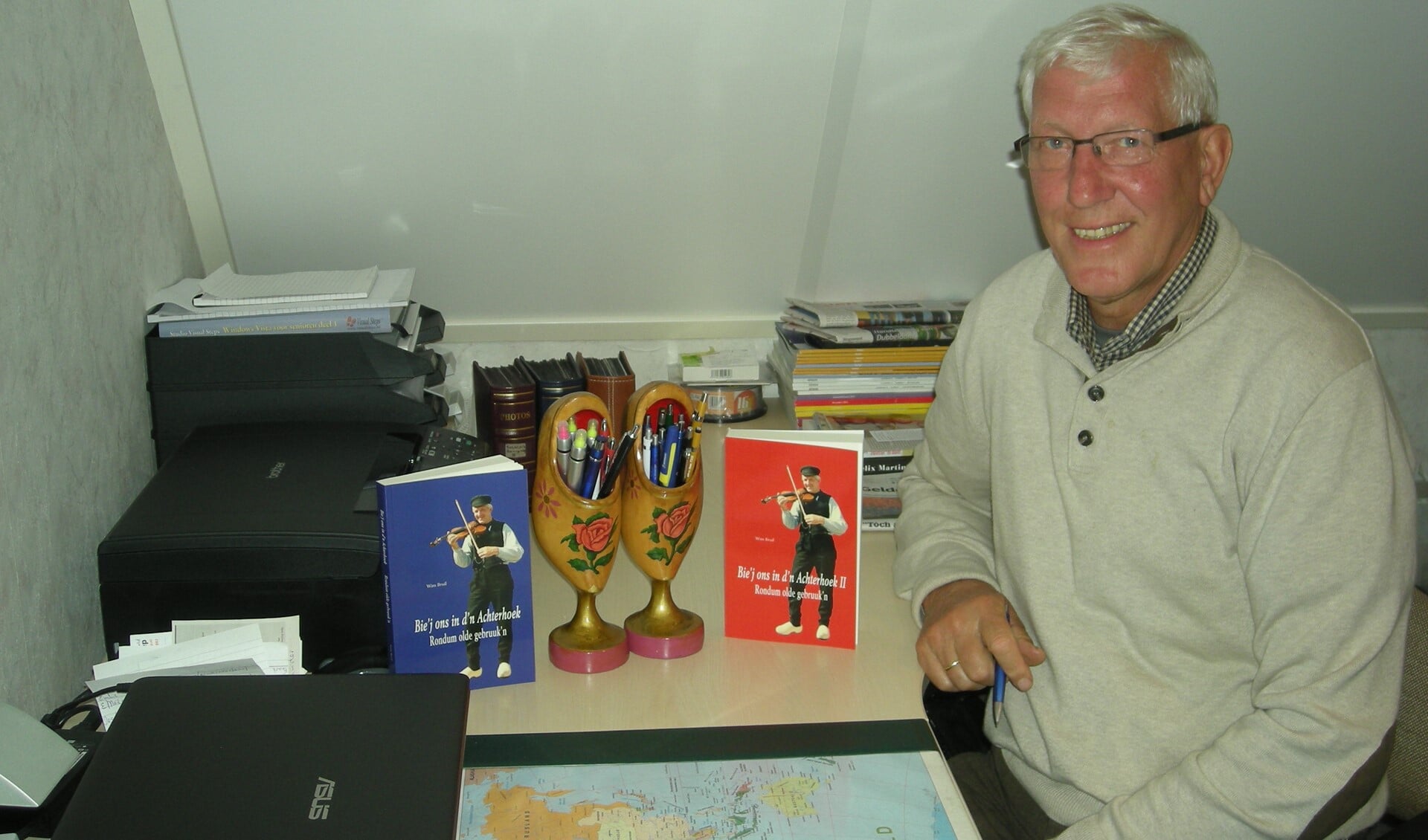 Auteur Wim Bruil op zijn werkplek. Foto: Maarten Buser