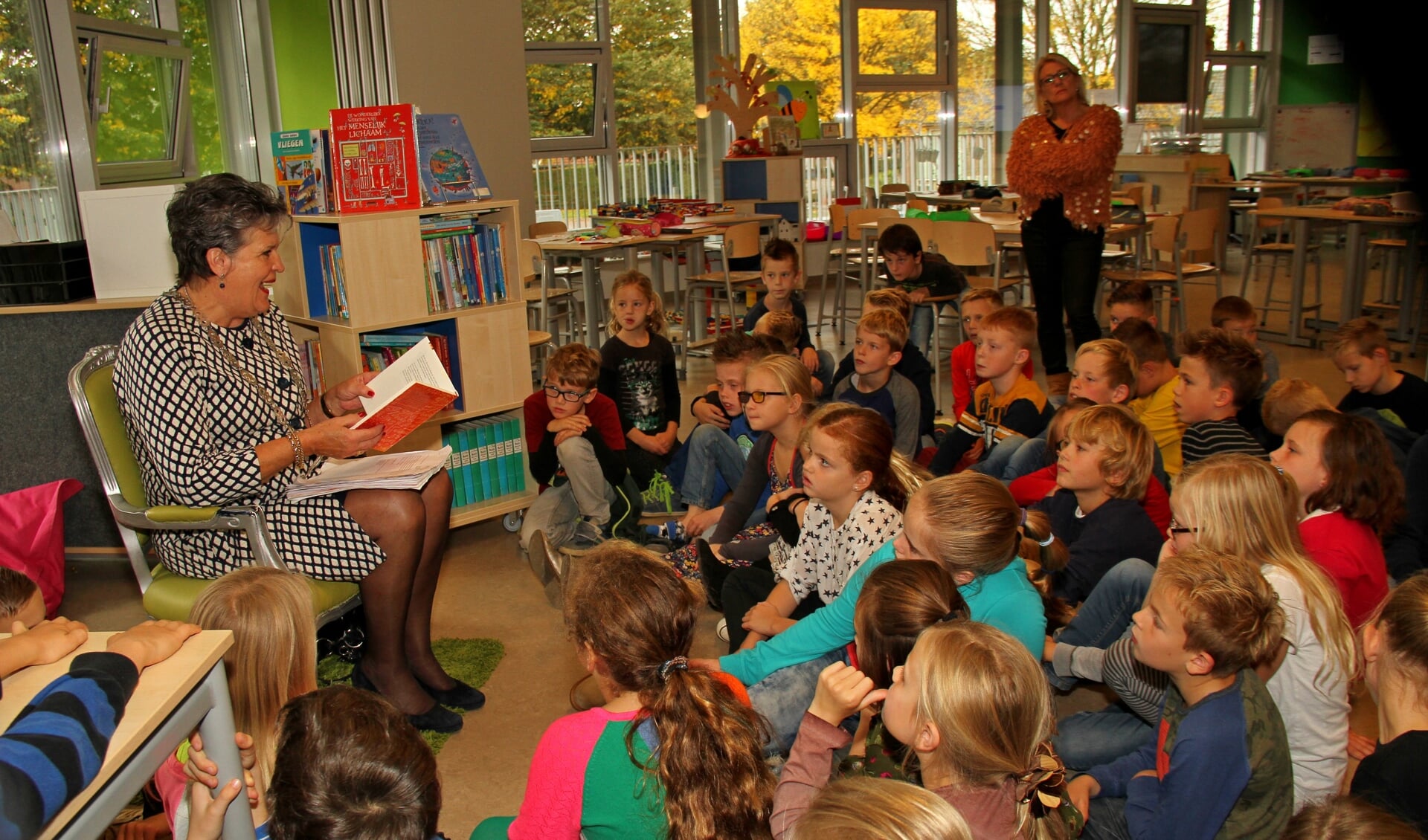 Burgemeester Helmi Huijbregts opent voorlezend de Kinderboekenweek op de Piersonschool. Foto: Liesbeth Spaansen
