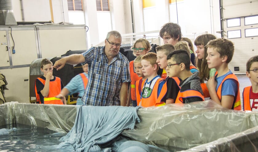 Basisschoolleerlingen op bezoek bij Rompa in Lichtenvoorde.