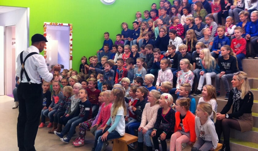 Goochelaar Magic Jack opent de kinderboekenweek.