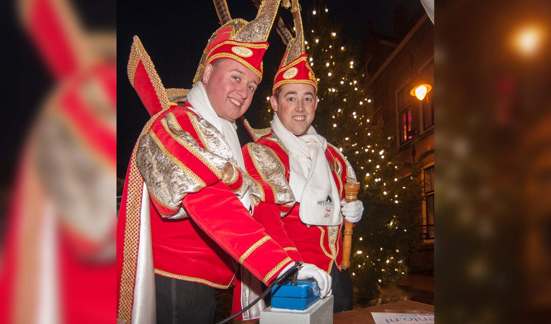 Prins Remco I en adjudant Jeroen ontstaken in 2014 de lampjes in de Kerstboom. Foto: Theo Huijskes
