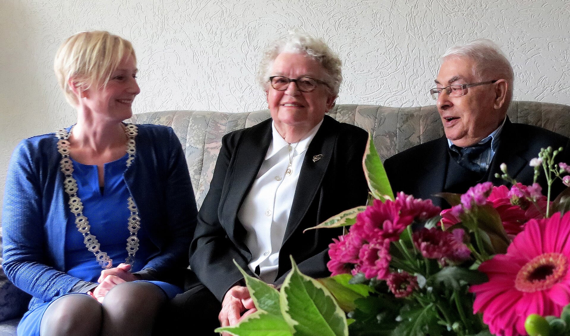 Het briljanten echtpaar Eenink met burgemeester Marianne Besselink. Foto: Alice Rouwhorst