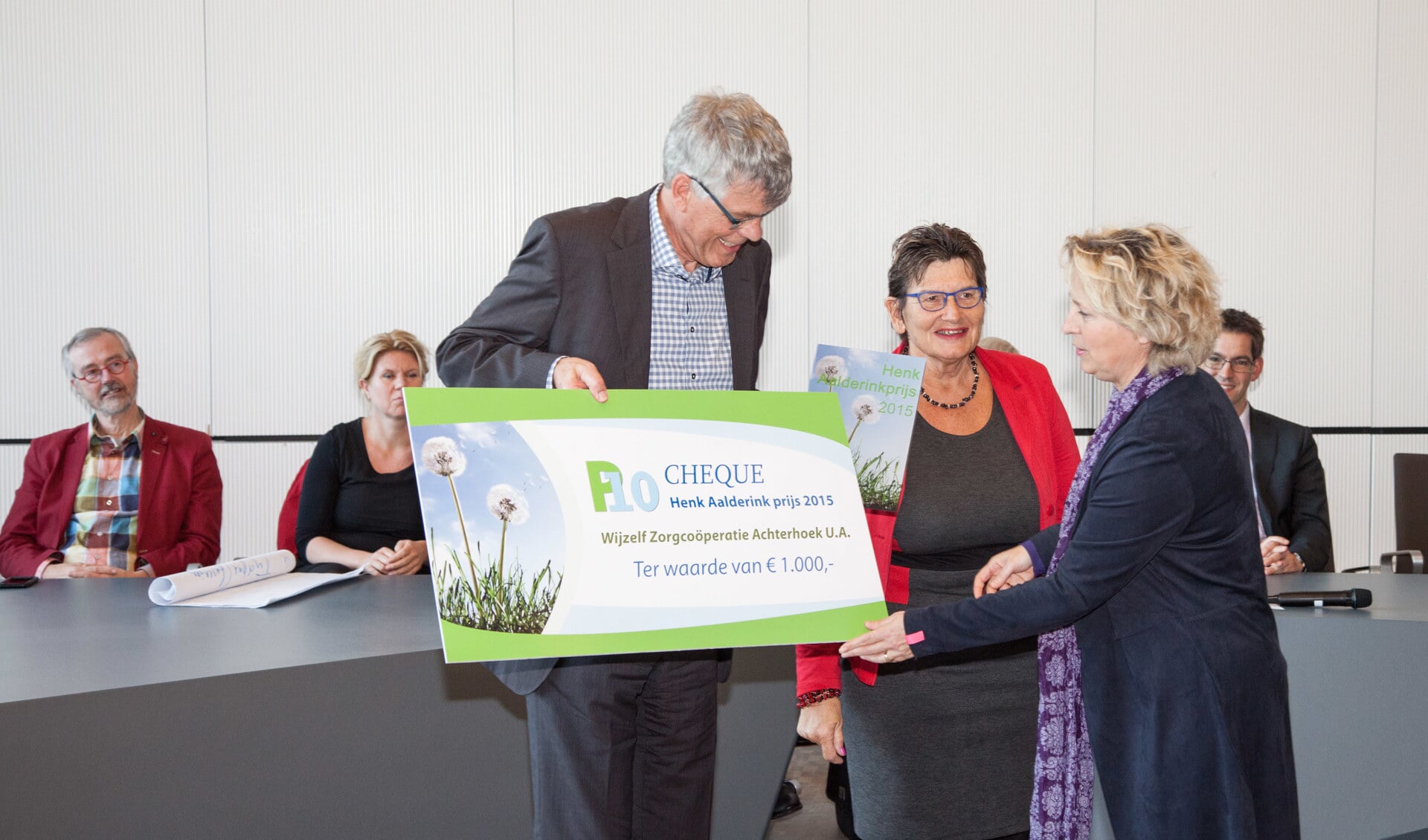 V.l.n.r.: Siert Wieringa, mevrouw Aalderink en Annemiek Jetten. Foto: Afke van den Hazel Achterhoekfotografie. 