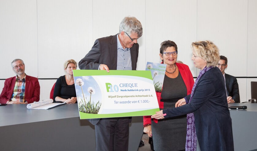 V.l.n.r.: Siert Wieringa, mevrouw Aalderink en Annemiek Jetten. Foto: Afke van den Hazel Achterhoekfotografie.