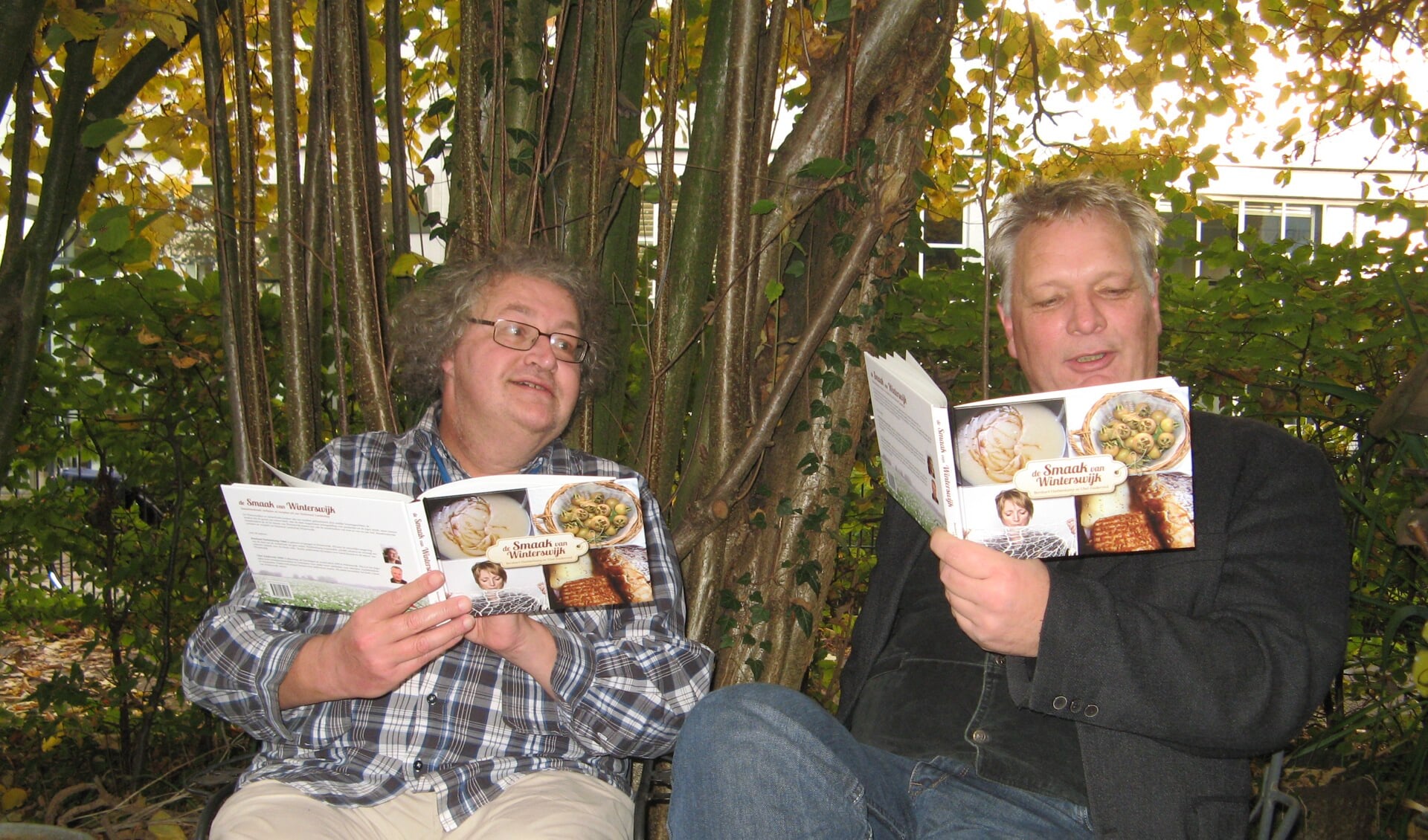 Bernard Harfsterkamp (links) en Ubel Zuiderveld kijken nog even hun boek 'De Smaak van Winterswijk' door. Foto: Bart Kraan 