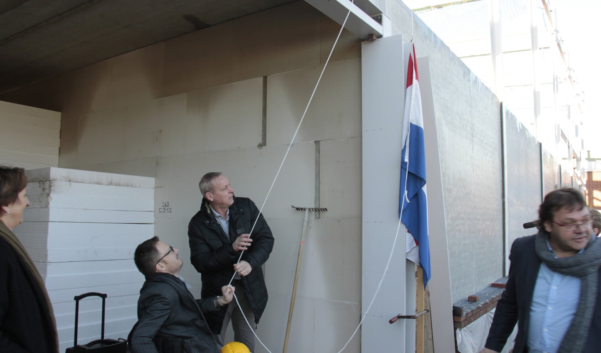 Otwin van Dijk hijst samen met wethouder Jos Hoendeboom de vlag. Foto: Eveline Zuurbier