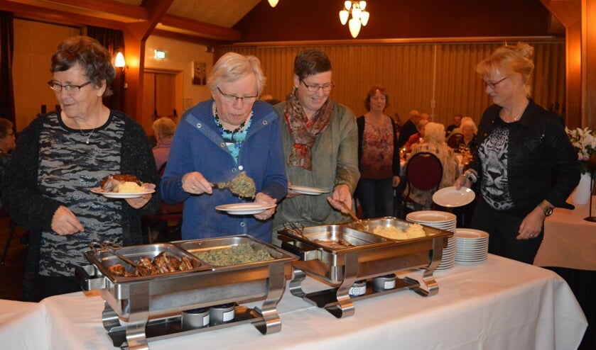 Bij het buffet Riekie (m.) en Anneke en de andere bestuursleden. Foto: PR