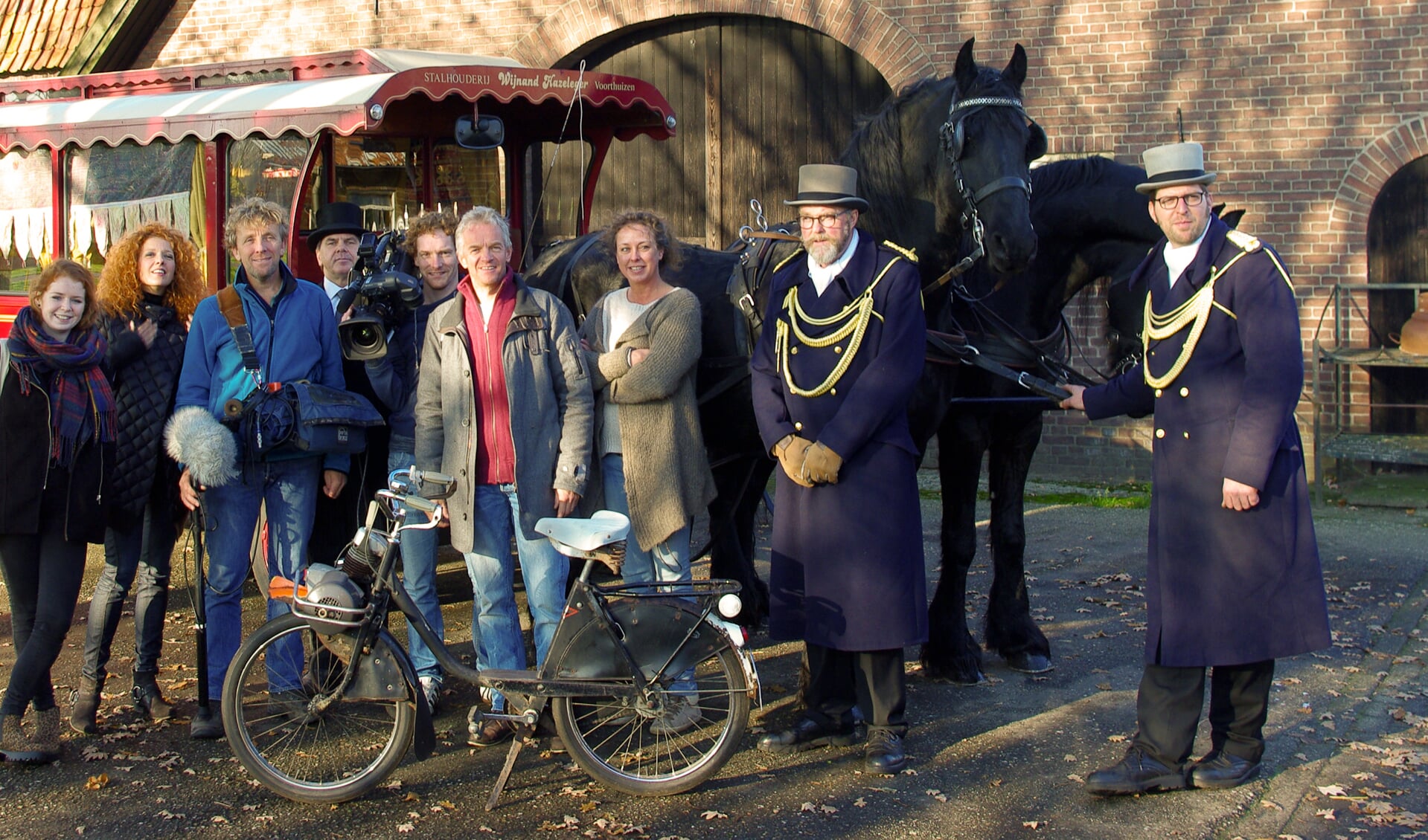 De 'televisieploeg' van TV Gelderland voor het programma 'Een wagen vol verhalen'. Foto: Rudi Boswinkel. 