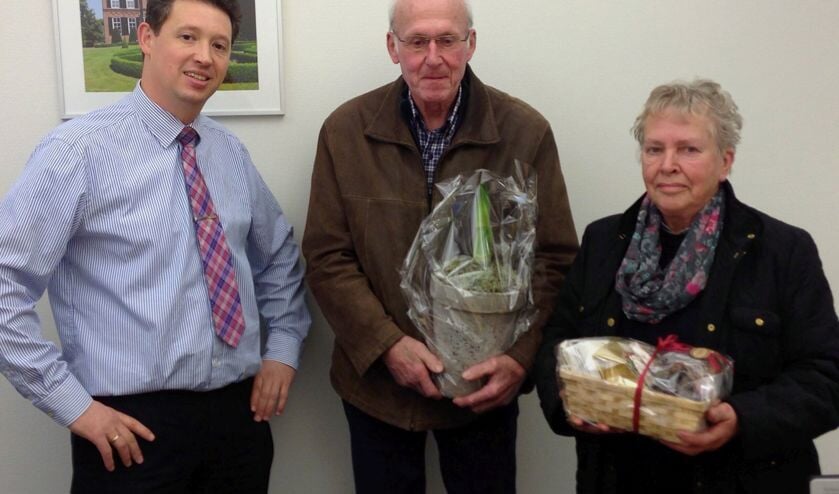 Erik Bloemendaal, adviseur Rabobank (l) reikt de prijs uit aan de winnaar: de heer J. Slotboom uit Hengelo. Foto: PR