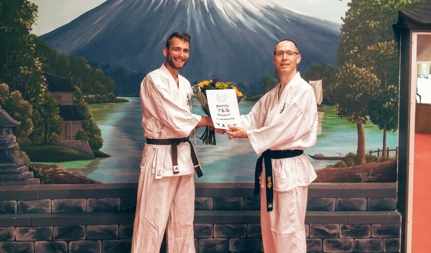 Sensei Alwin Ikink (r) feliciteert Erik Wolterink (l) met zijn jubileum.