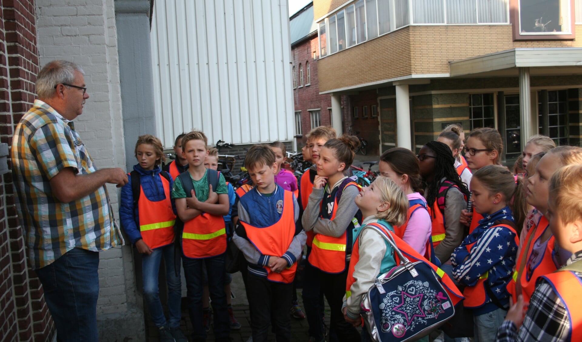 Jan Bulten geeft de kinderen uitleg bij Rompa. 