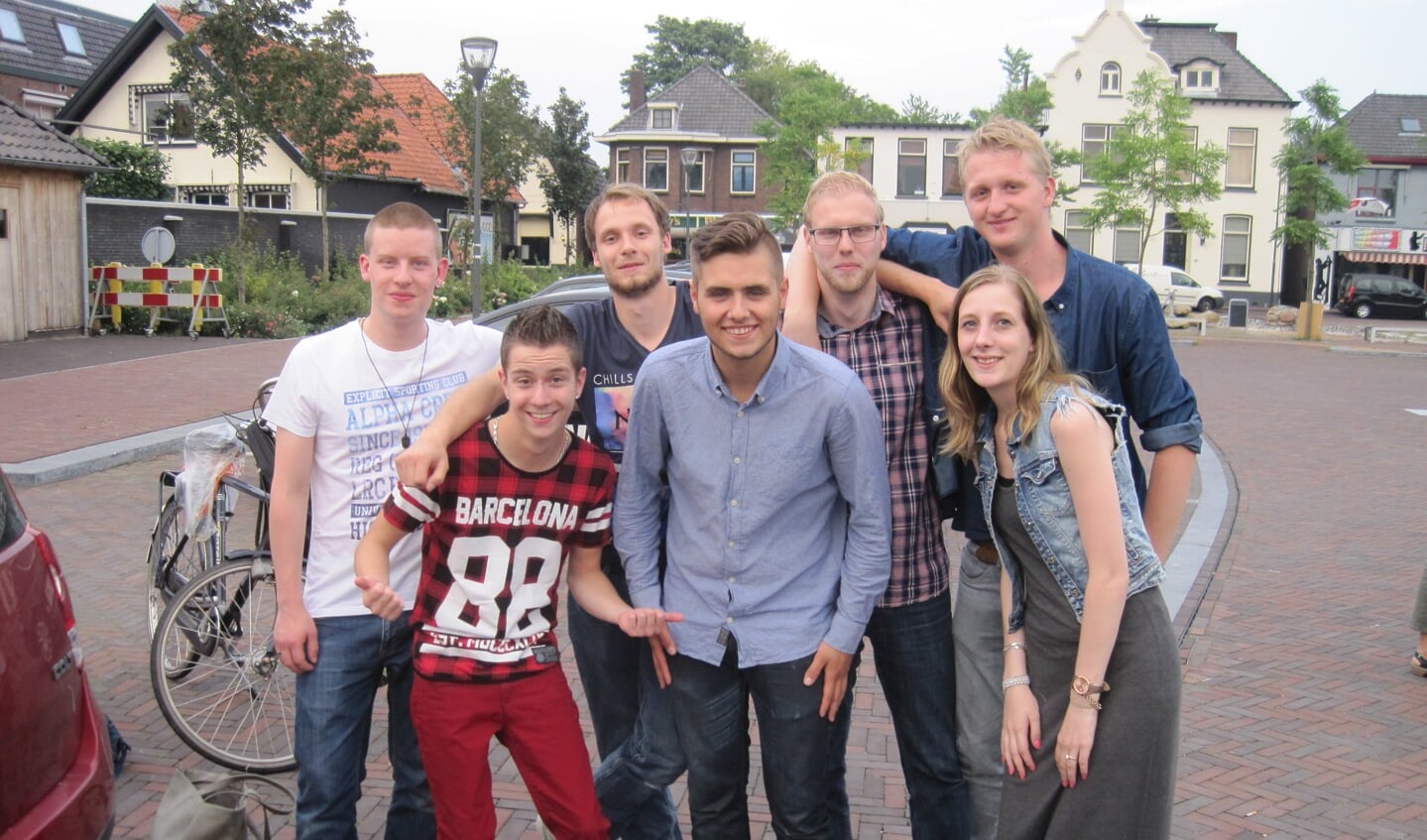 Stichting Vlearmoesplein en de 3 DJ's met rechtsachter voorzitter Sven Nijland