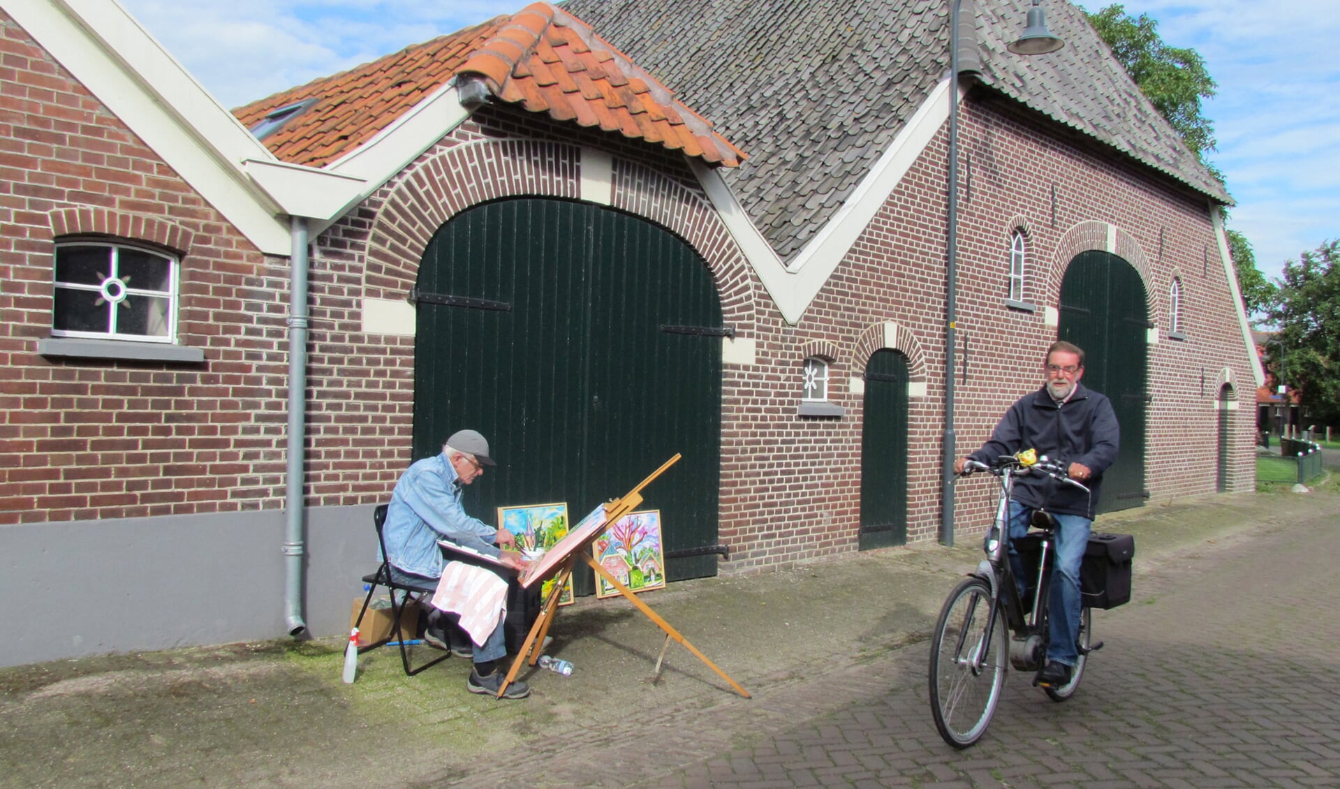 Nico Nijkamp schilderde deze week voor filmopnames al op locatie bij de monumentale boerderijen langs de Dorpsstraat in Gelselaar.