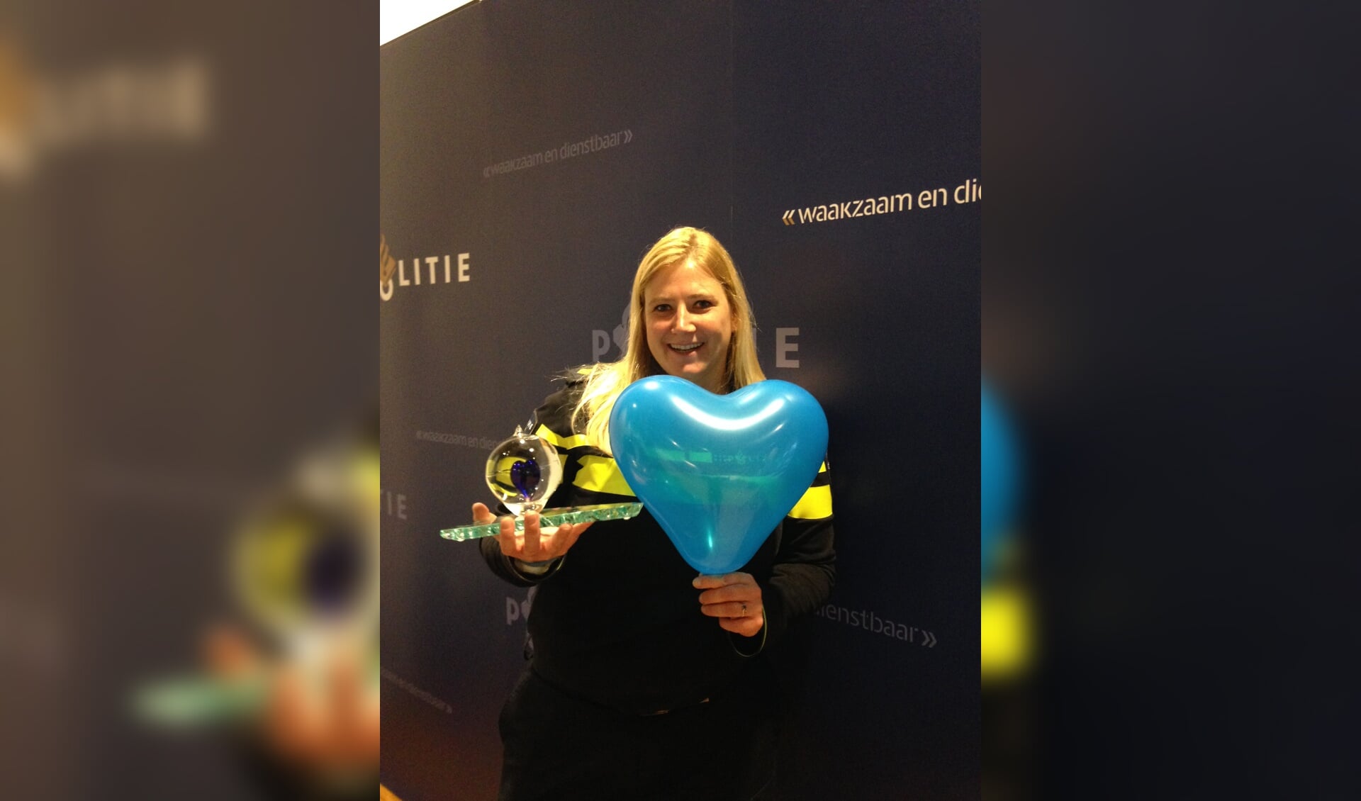 Henrieke Schoonekamp toont haar 'blauwe hart'. Foto: Politie