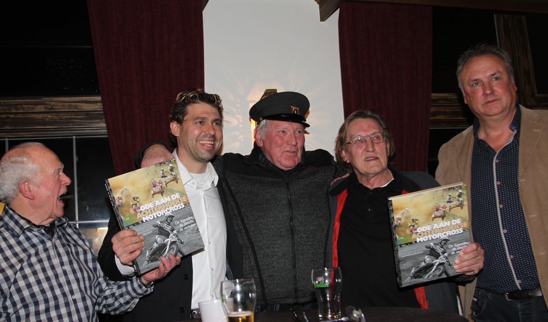 Peter Rietman, Daniël Willemsen, Ad Ridderhof, Gerrit Wolsink en Willy Hermans met het boek Ode aan de Achterhoekse Motorcross. Foto Henk Teerink   