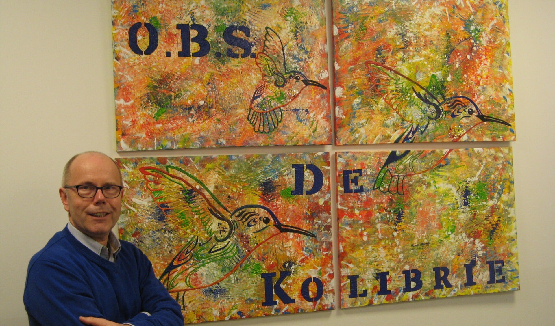 Johan Wilterdink bij het kunstwerk dat zijn dochter Anja heeft gemaakt, en dat de vier scholen symboliseert waarmee hij te maken had in de afgelopen jaren. Foto: Bart Kraan