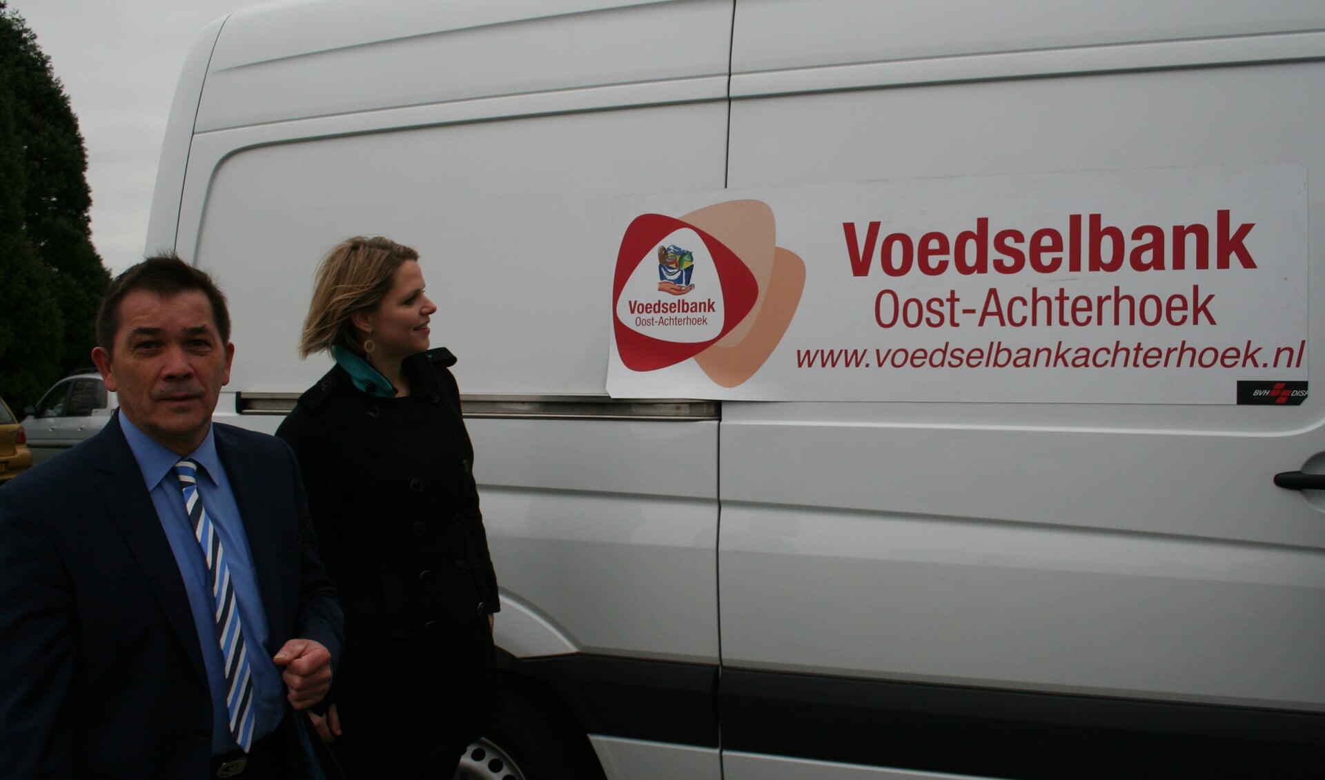 Ruud van Dongen en Jaimy Duijvestijn van de Rabobank bij de nieuwe bus van de voedselbank.
