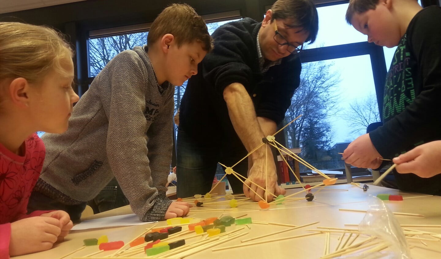 Samen met de kinderen geeft Michiel van Zoest vorm aan het project. Foto: PR