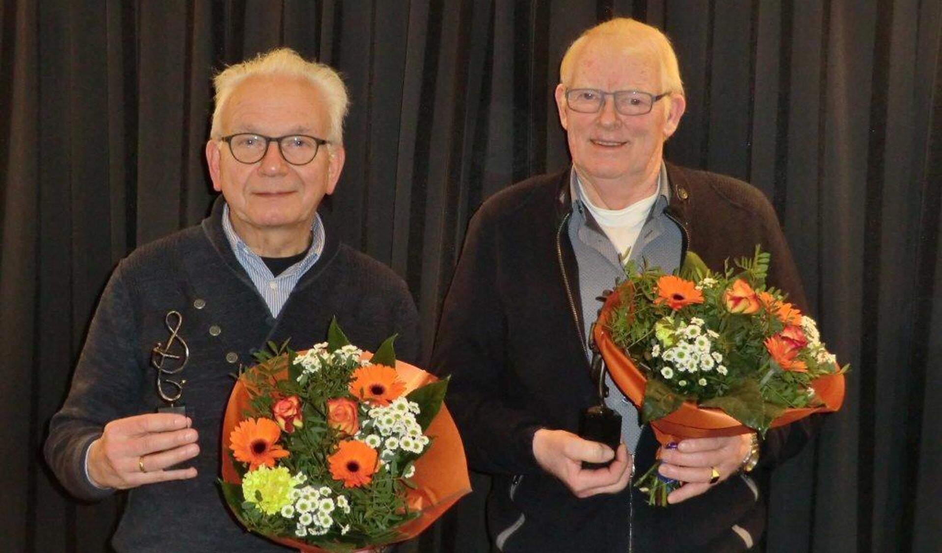 Bennie Grootbod (l.), 25 jaar bestuurslid en Reint Pelskamp, 60 jaar koorlid en erelid. Foto: PR
