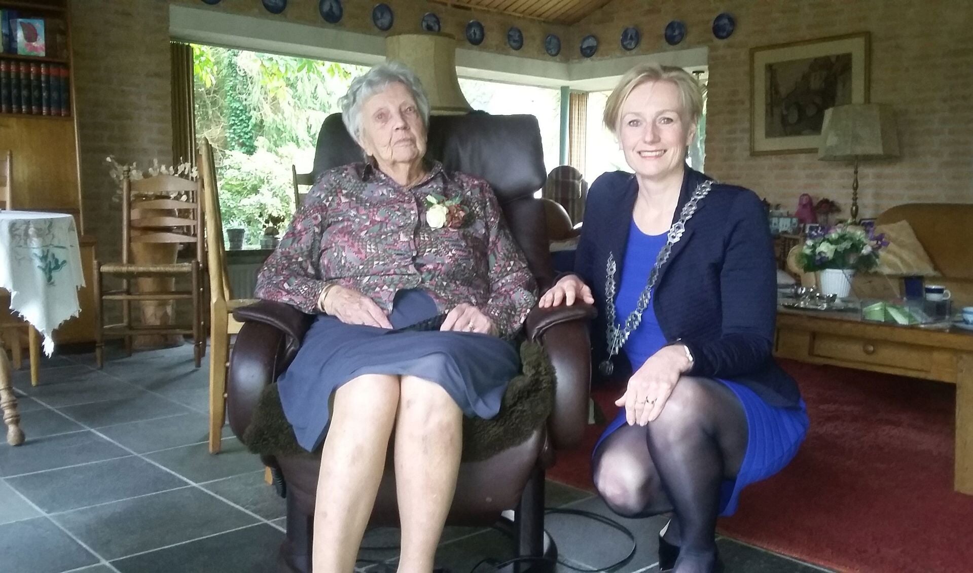 Burgemeester Marianne Besselink bracht een bezoek aan de 100-jarige mevrouw Offers-Van der Meer. Foto Ceciel Bremer