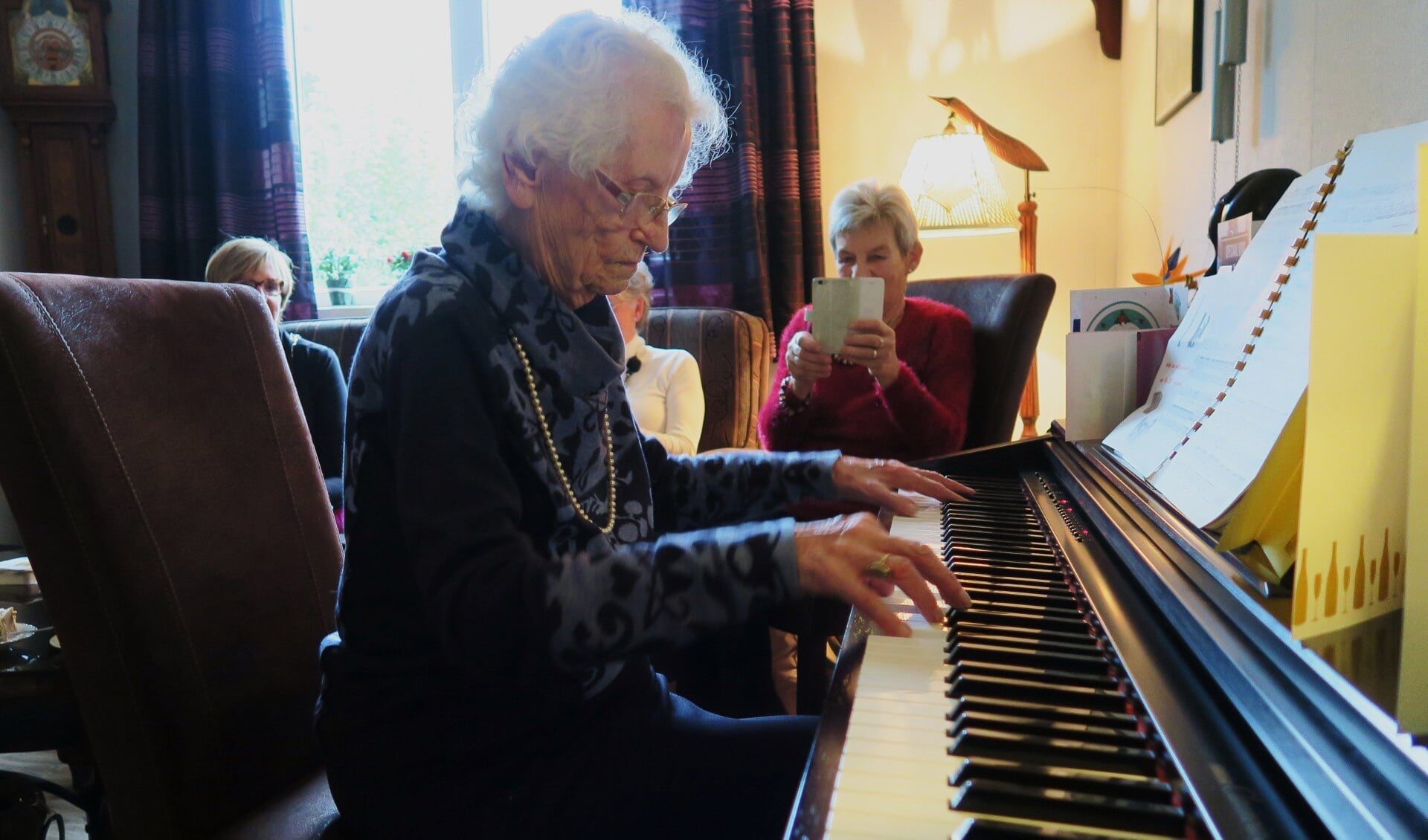Antje Roerdink verzorgt haar eigen verjaardagsmuziek. Foto: Theo Huijskes