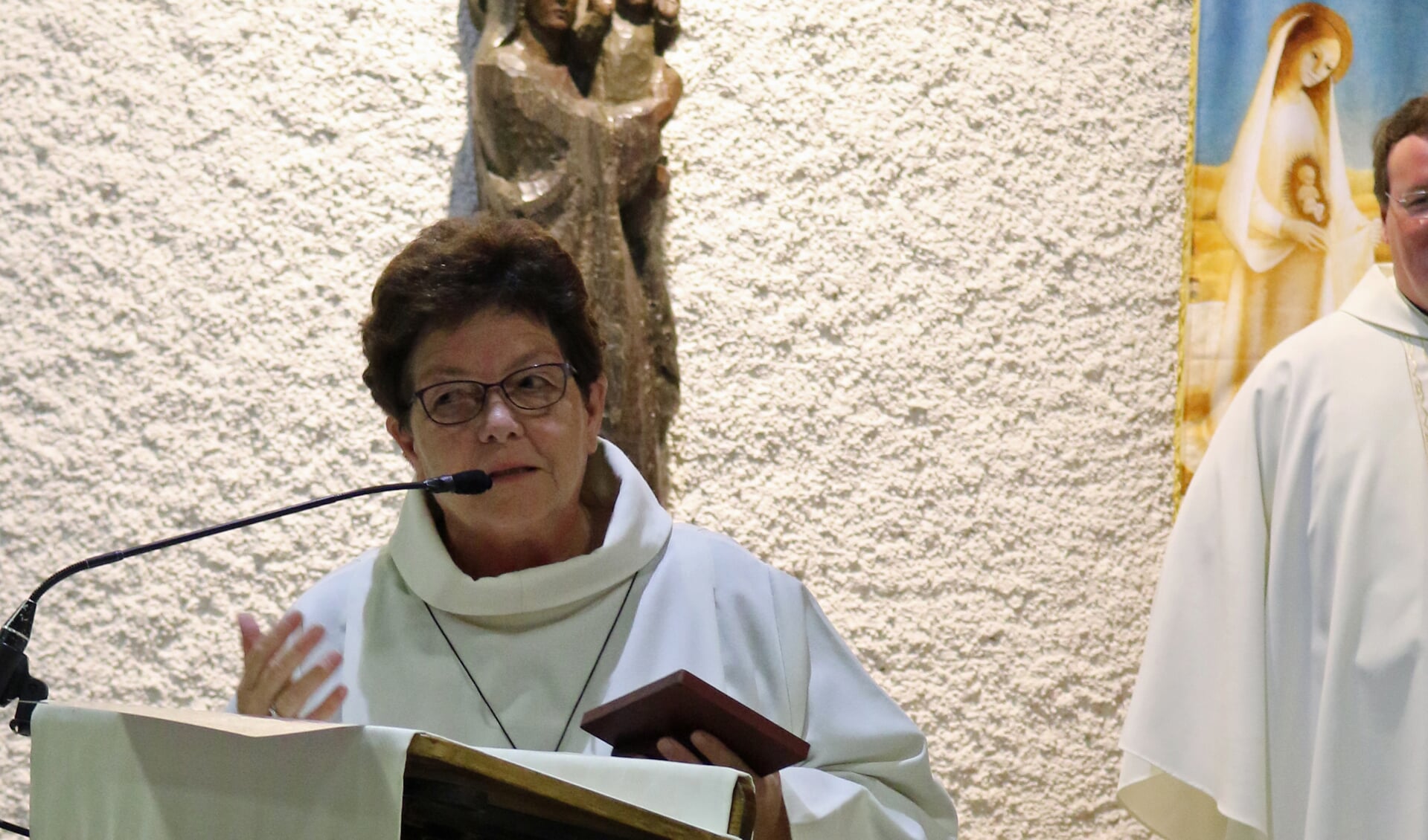 Mevrouw Riekje Rijk spreekt dankwoord uit - in haar hand heeft zij het zojuist ontvangen ereteken van de Heiligdommen van Lourdes. Foto: PR