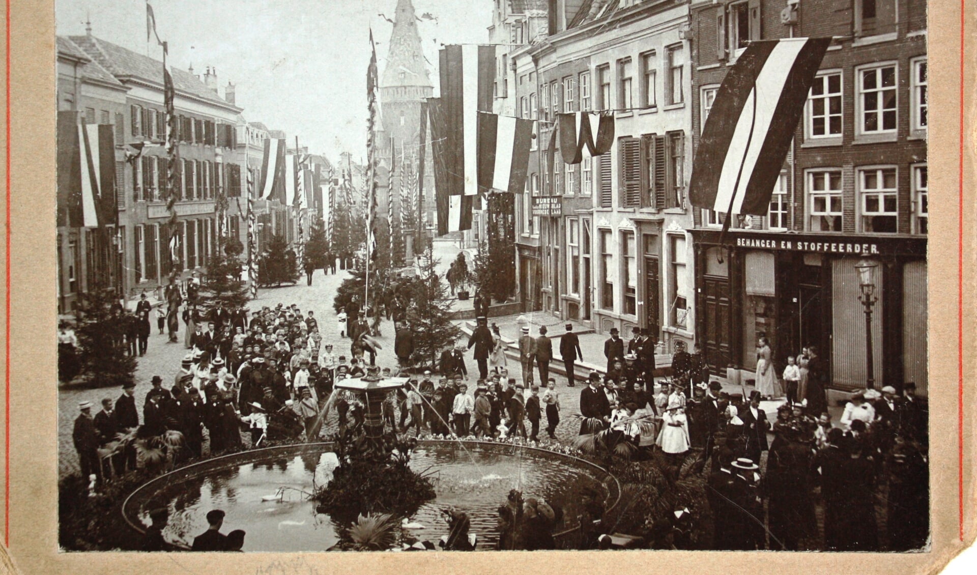 Foto uit 1898 van de tijdelijke fontein ter ere van de troonsbestijging van Koningin Wilhelmina. Foto: collectie Stedelijk Museum Zutphen.