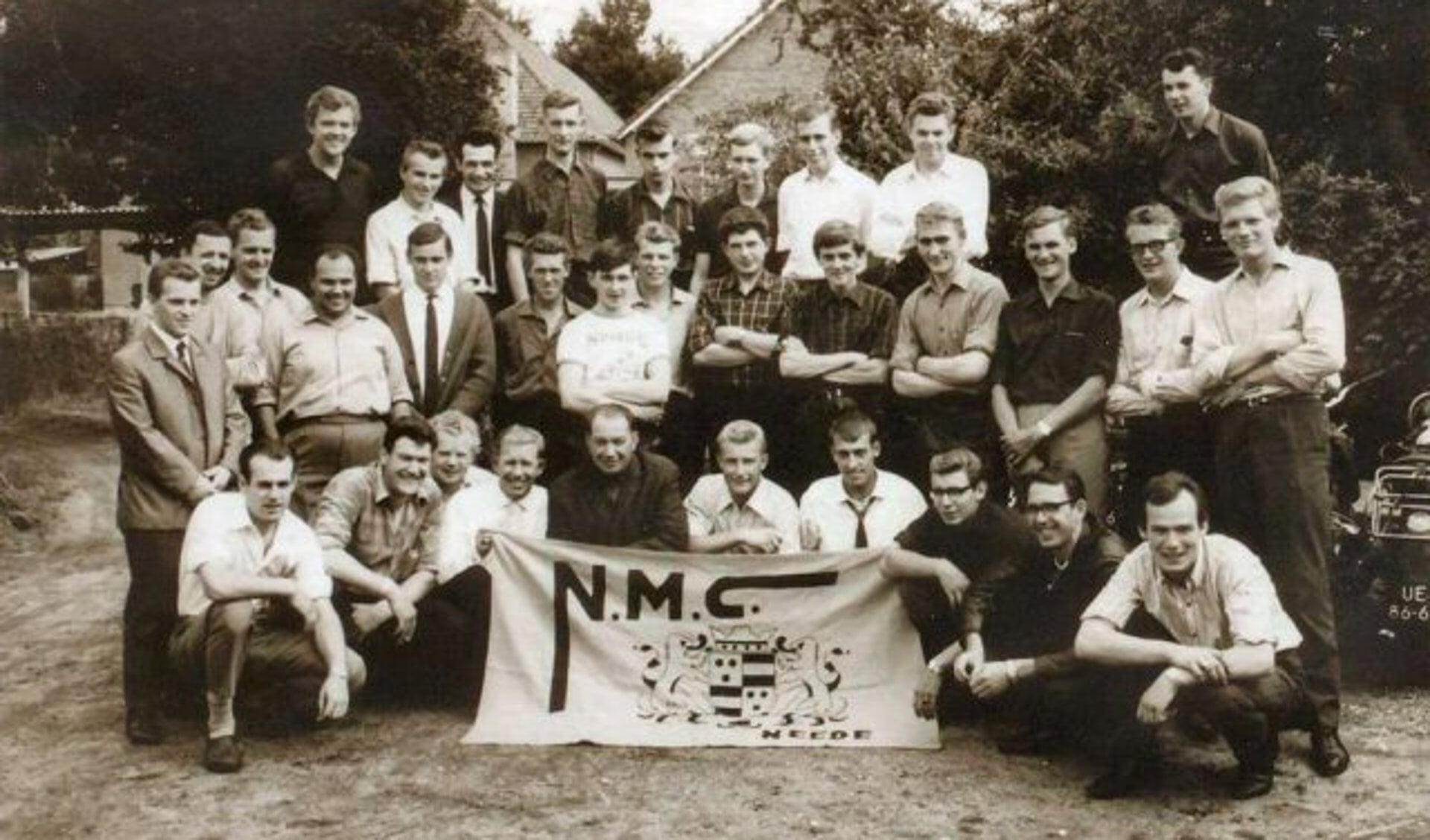 groepsfoto uit 1965 met leden van de Needse Motor Club  Bron: archief NMC