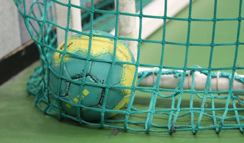 Het regende doelpunten tijdens de eerste competitiewedstrijden handbal. Foto: Liesbeth Spaansen