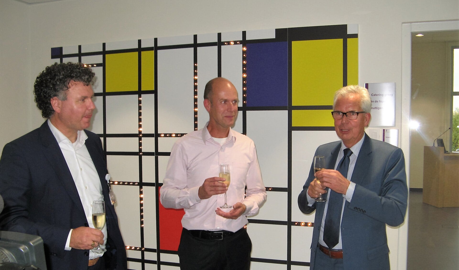 Bert Kleinlugtenbeld, Erwin Klijn (midden) en Thijs van Beem (rechts), voor de wandverlichting in Mondriaan-stijl. Foto: Bart Kraan