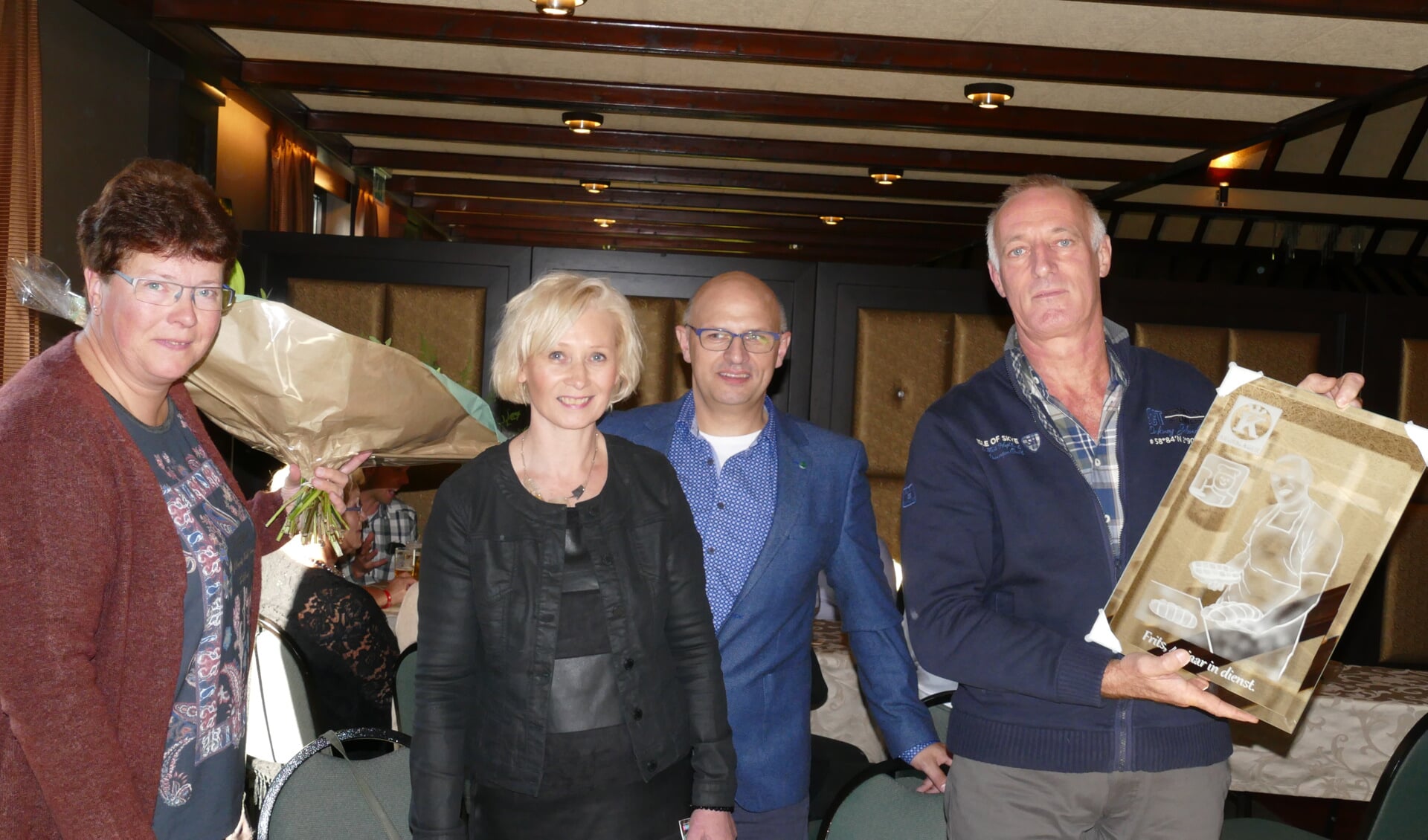 Frits en Rie Jansink ontvangen een cadeau van Gerwin en Aleid Starink. Foto: Willy Schenk