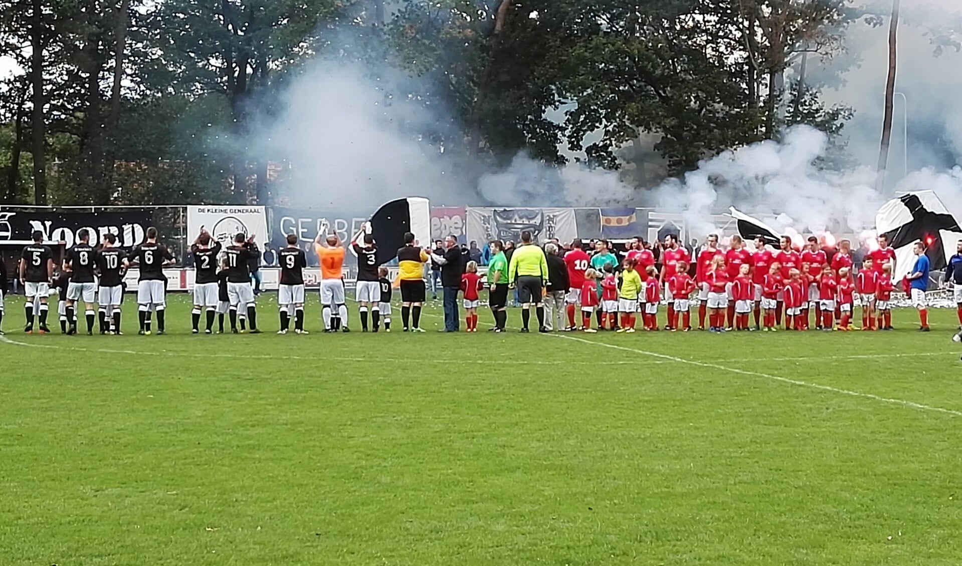 Sfeerimpressie van de derby VV Lochuizen – SC Neede. Foto: Rob Weeber