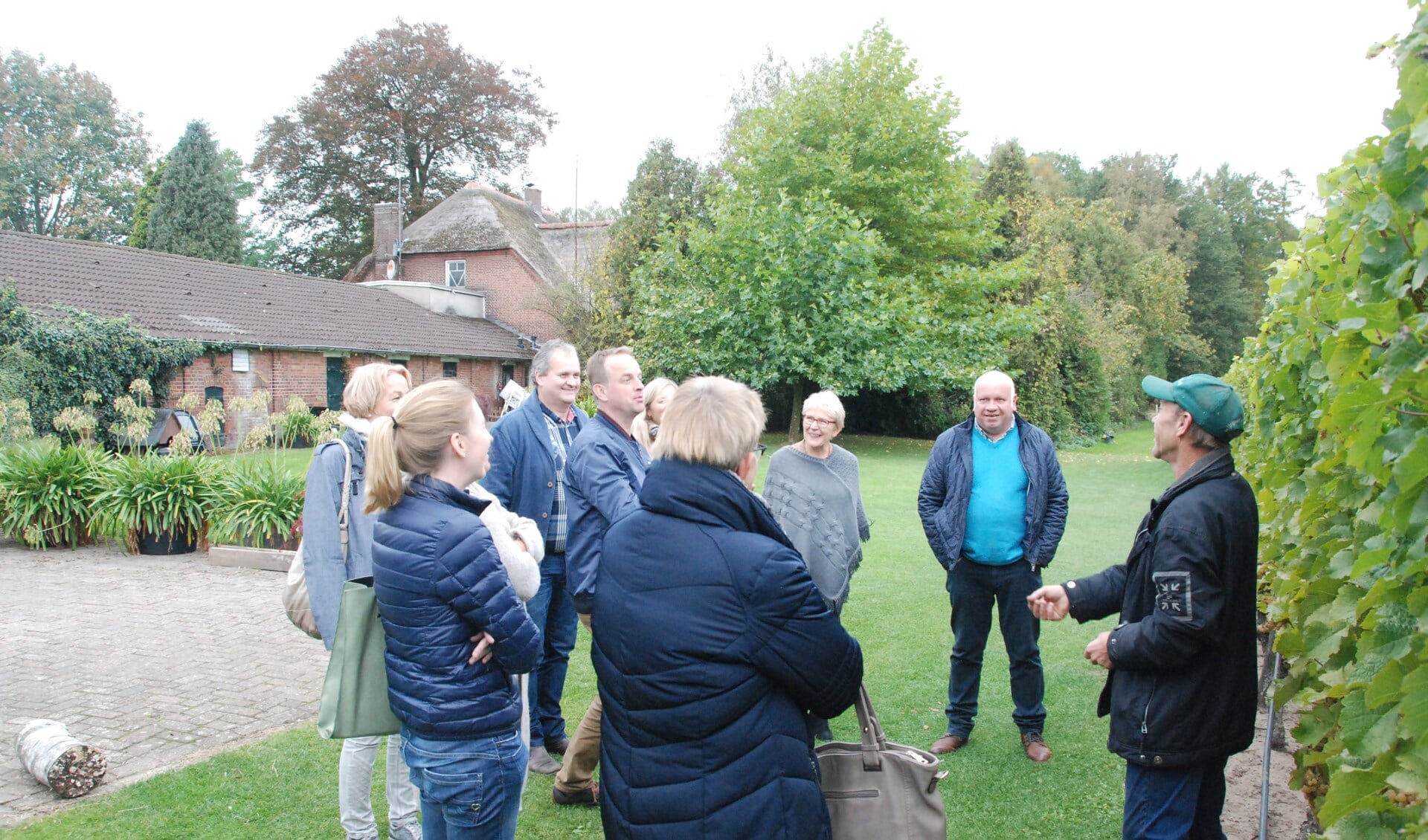 De medewerkers van de buur-VVV's op bezoek bij wijngaard Hesselink. Foto: PR